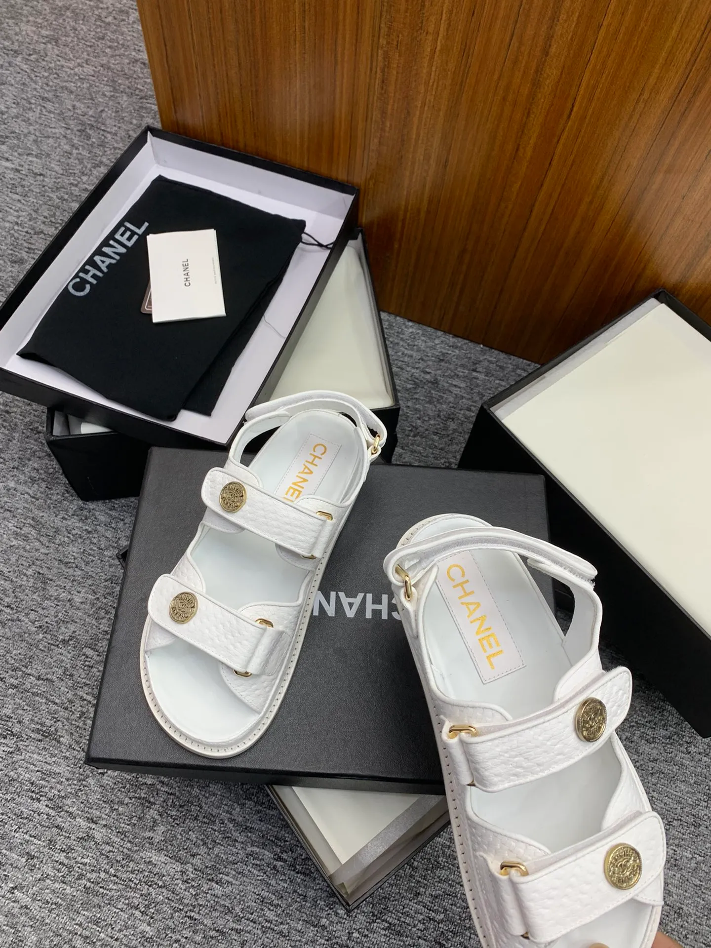 👟👟Ex-factory price 480👟👟 👑Crown👑Top purchasing version✈️ CHANEL Xiaoxiang 2022 spring and summer latest season double C Velcro casual sandals! Summer beach sandals 🏖️! A sandal that is super comfortable on your feet! A must-have classic! ✊Adhere to the original 1:1 mold customization! Feel free to compare! Give you a genuine foot feel! The first choice for high-end customers to purchase ❤️ [Material] 👑 Fabric: Original customized pebbled cowhide/satin buckle 👑 Lining: Original imported water-dyed sheepskin 👑 Outsole: Original open-molded genuine leather outsole [Number of yards] 35-41 (⚠️34/41 needs to be customized, non-refundable and non-exchangeable) [Packaging] 🎁Configured with original packaging